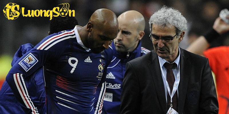 Anelka bị đuổi khỏi sân sau tranh cãi với Raymon Domenech