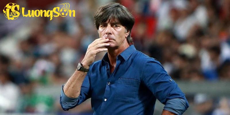 Joachim Low bị cô lập bởi phong cách lãnh đạo cố chấp và độc đoán