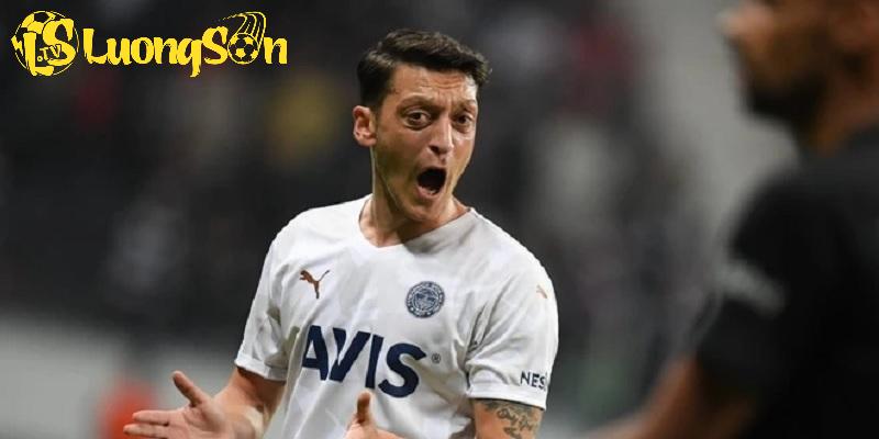 Người hùng Mesut Ozil bỗng chốc thành kẻ bị xa lánh sau Scandal
