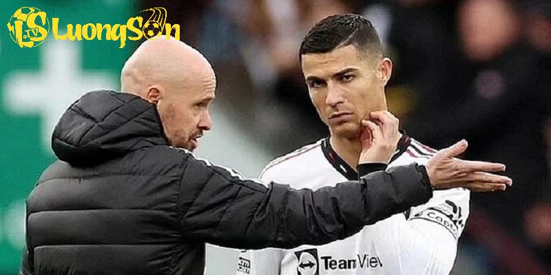 Vụ cãi nhau nội bộ giữa cầu thủ và HLV khiến CR7 rời MU